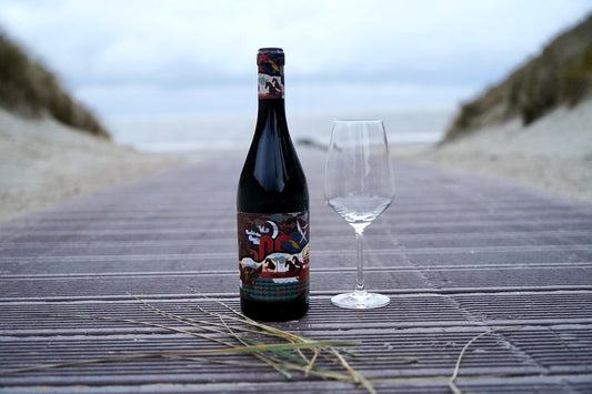 Wein wird in ein Glas gefüllt